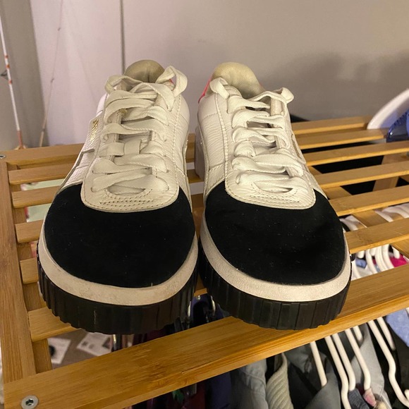 Puma Women's Size 7.5 Black Suede toe and hot pink Jada Shoe - Picture 2 of 6